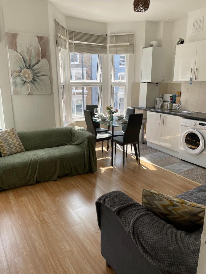 Large, Bright And Spacious 3 Bed Flat In Londra Exterior foto